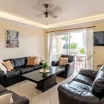 Spacious Victoria Heated Pool *
