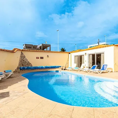Victoria With Heated Pool Villa *