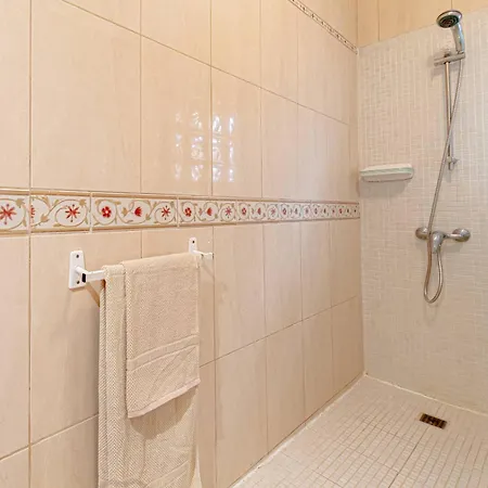 Victoria With Heated Pool *