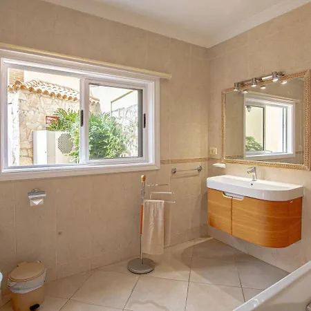 Victoria With Heated Pool *
