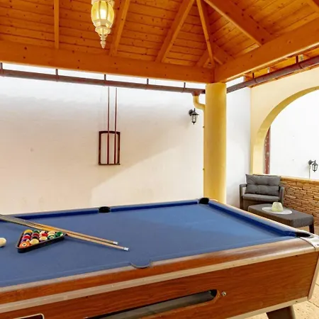 Victoria With Heated Pool Villa