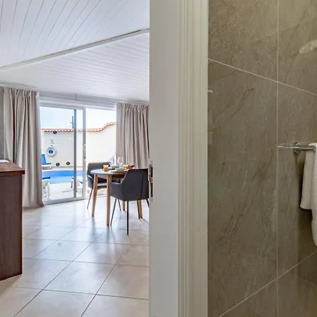 Victoria With Heated Pool