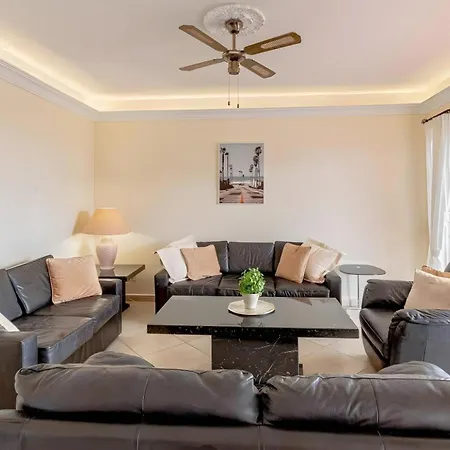 Spacious Victoria Heated Pool 卡亚俄萨尔瓦赫