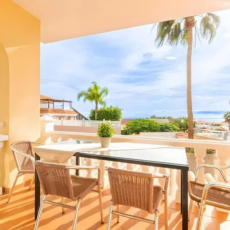 Spacious Victoria Heated Pool *