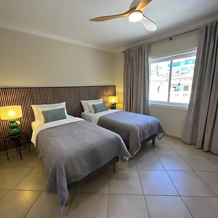 Spacious Victoria Heated Pool 别墅