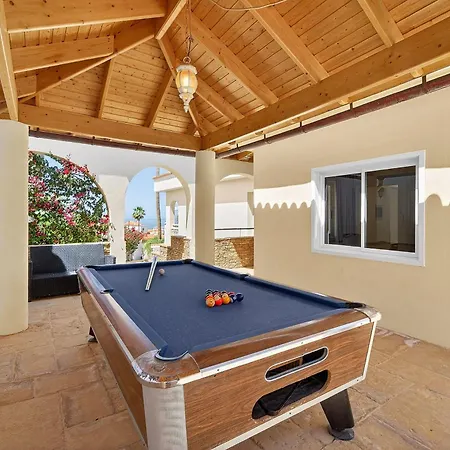 Spacious Victoria Heated Pool *