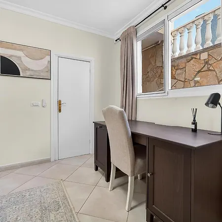 Spacious Victoria Heated Pool *