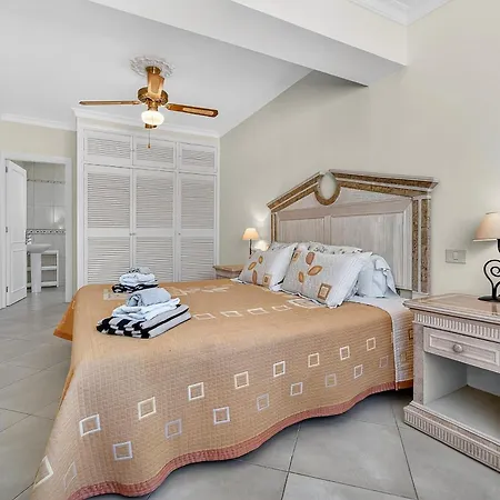 Spacious Victoria Heated Pool *