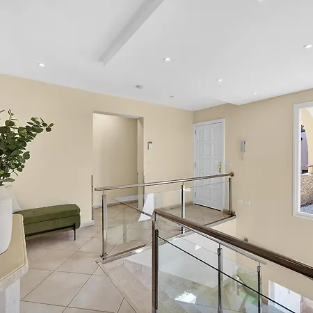 Spacious Victoria Heated Pool 卡亚俄萨尔瓦赫