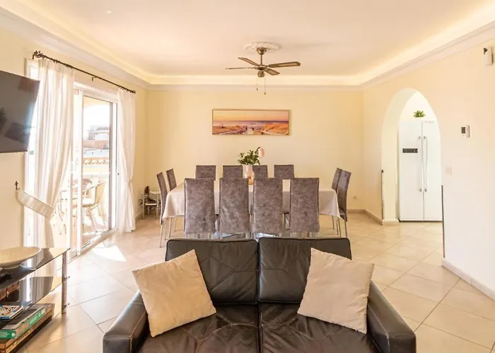 Spacious Victoria Heated Pool *