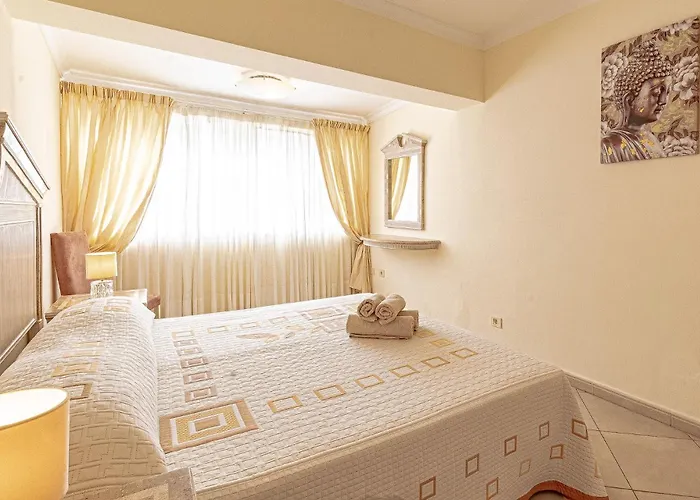 Spacious Victoria Heated Pool Villa *