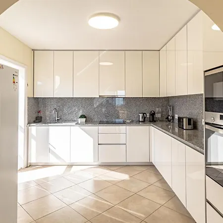 Spacious Victoria Heated Pool Callao Salvaje