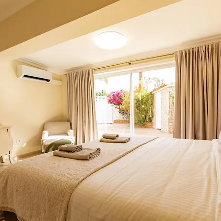 Spacious Victoria Heated Pool Willa