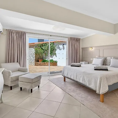 Spacious Victoria Heated Pool Callao Salvaje